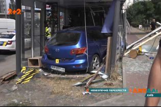 У Києві автомобіль посеред білого дня зніс невеличку кав'ярню