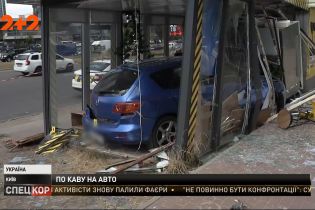 У Києві Мазда протаранила кавовий кіоск