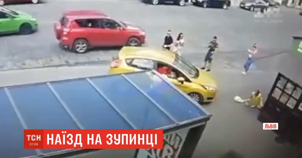 Во Львове автомобиль дважды сбил женщину на остановке общественного транспорта
