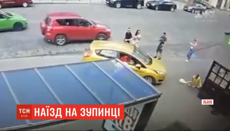 Во Львове автомобиль дважды сбил женщину на остановке общественного транспорта