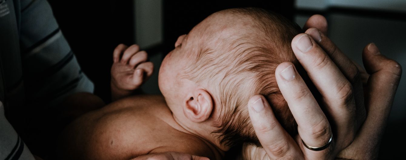 В Запорожье спасают маленьких двойняшек, родившихся недоношенными (видео)