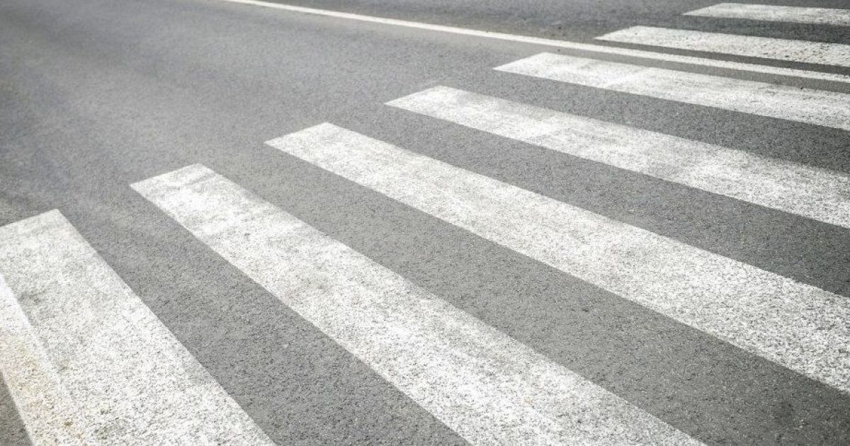 Відкинуло на 20 метрів: у Києві маршрутка збила чоловіка на переході