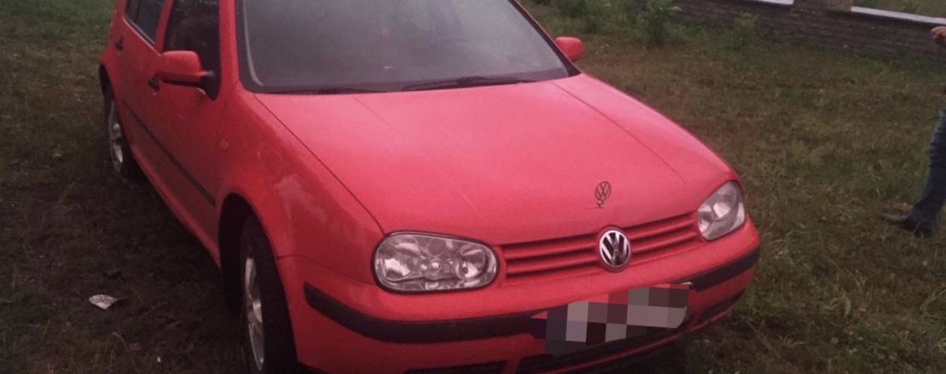 На Закарпатті п'яний молодик викрав авто на АЗС, поки власник розраховувався за пальне