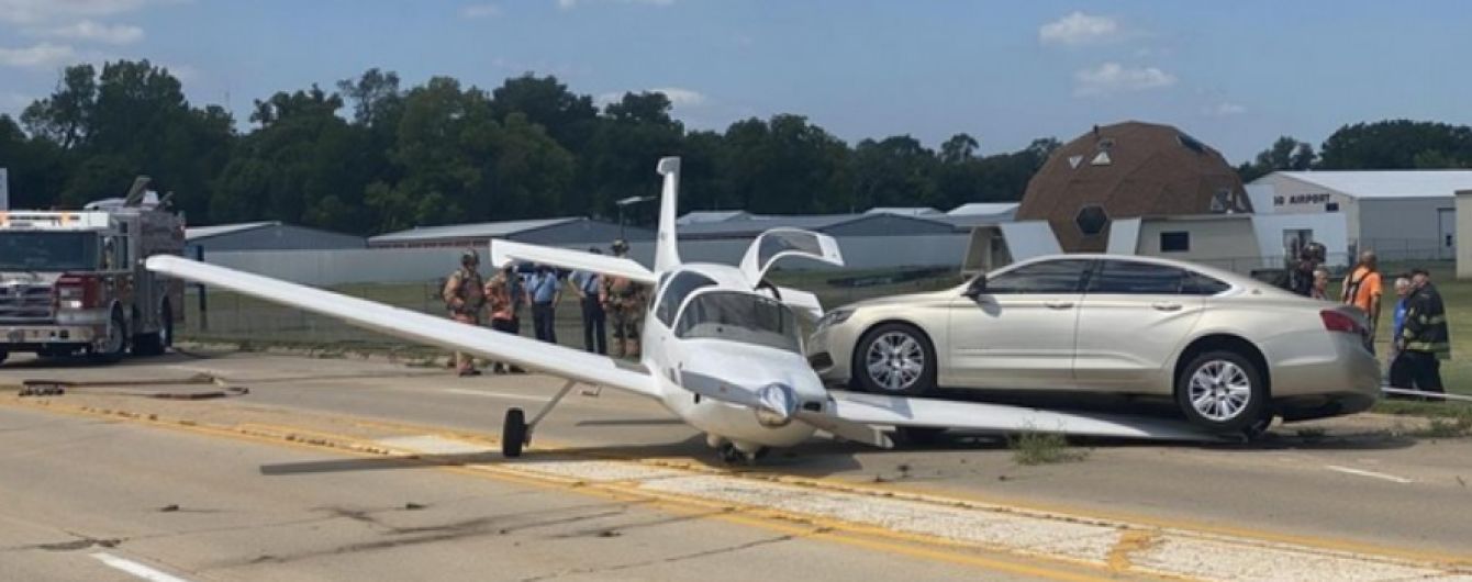 У США легковик врізався у літак, який аварійно сів на шосе