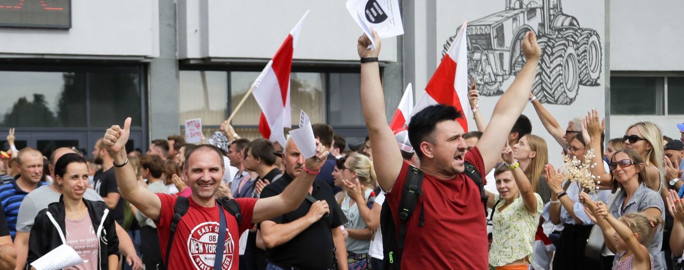 У Білорусі тривають затримання протестувальників: їх ловлять після мирних акцій і ведуть до автобусів