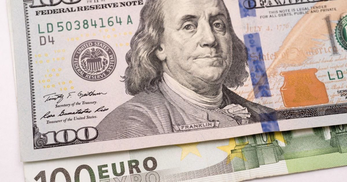 После выходных доллар подорожает: курсы валют Нацбанка и в обменниках 2 ноября