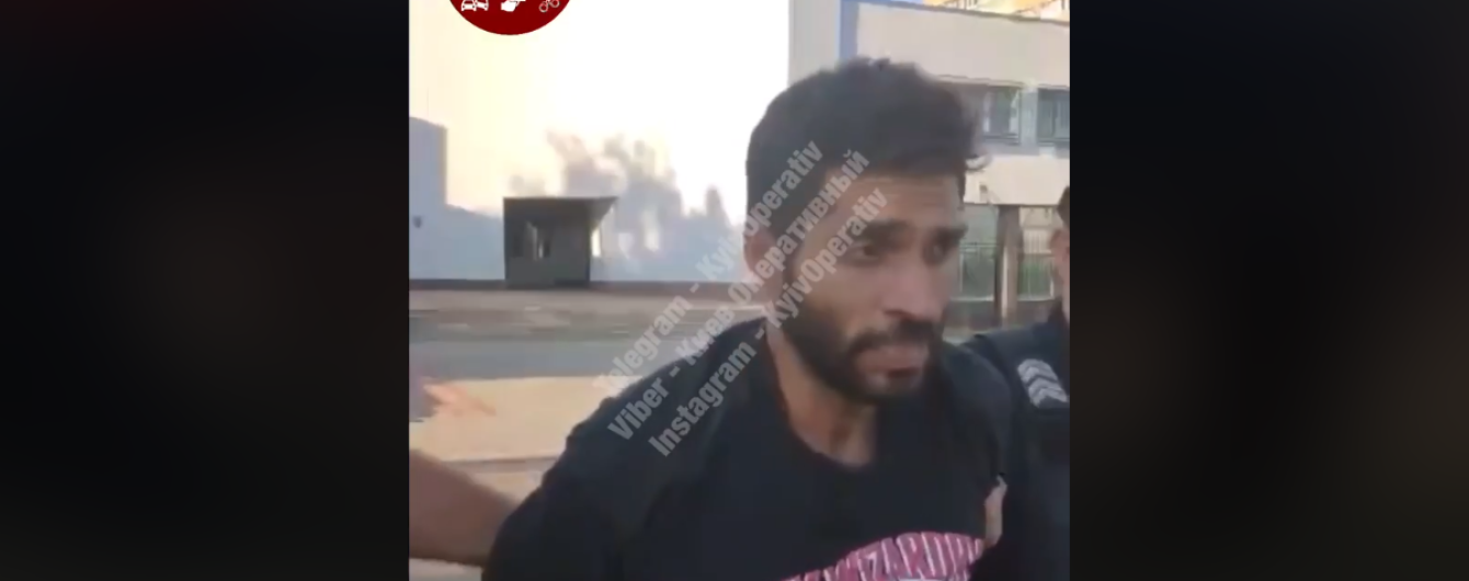 В Киеве задержали иностранца, который поджигал машины: появилось видео