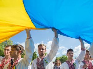 Велетенські стяги та повітряні привітання: як у різних куточках України відзначили День Прапора