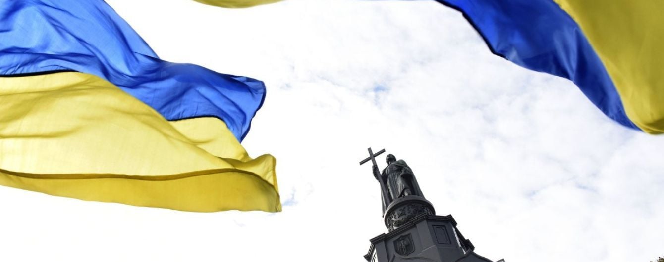 Урочистий хід, військовий оркестр і прапор із солом’яних тюків: як Україна відзначає День стяга