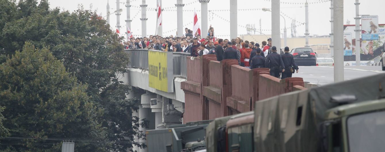 15 день протестов в Беларуси: десятки тысяч людей на улицах, министр обороны пригрозил им военной силой