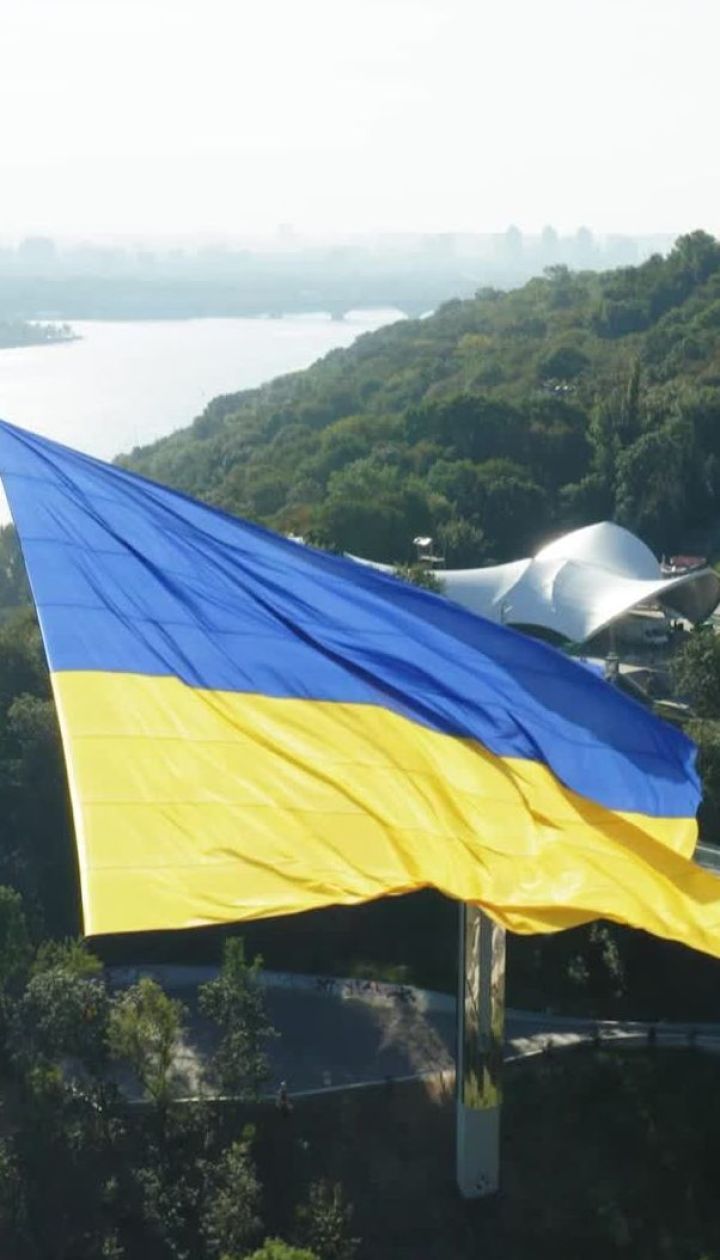 У небо над Києвом підняли найбільший прапор України