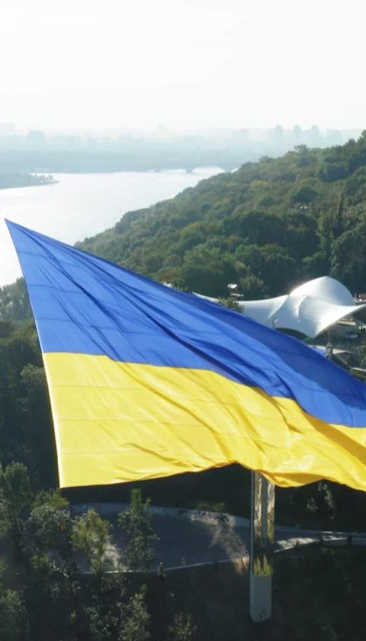 В небо над Киевом подняли самый большой флаг Украины