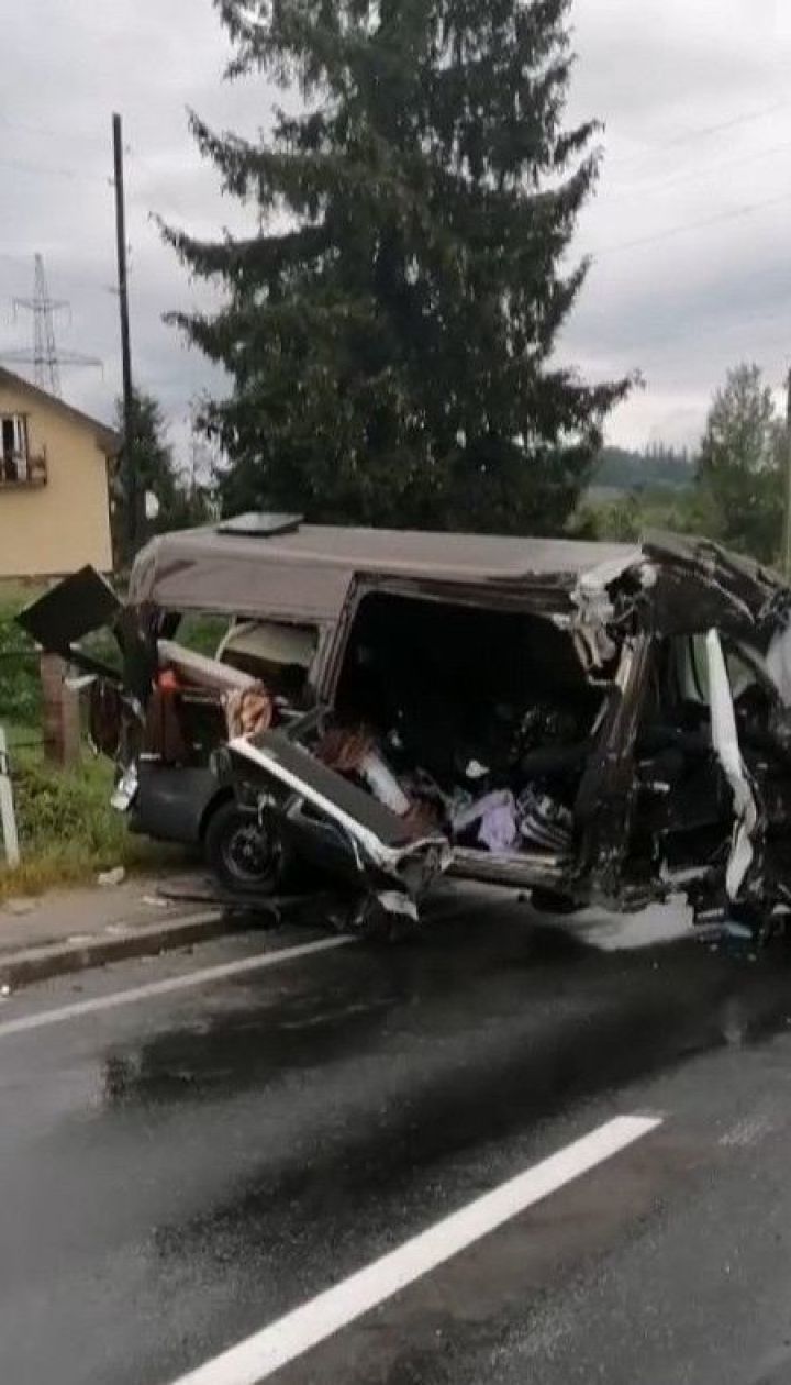 В результате ДТП во Львовской области пострадали пять пассажиров, одна женщина умерла