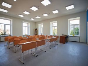 В Сумах во время урока на четвероклассников упало окно: раны у детей пришлось зашивать