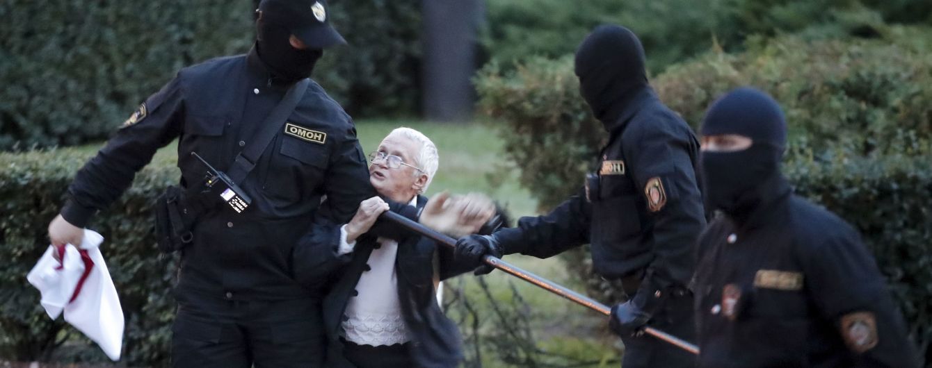 Еще один день протестов в Беларуси: жесткие задержания, блокировка костела и выступление бабушки-революционерки