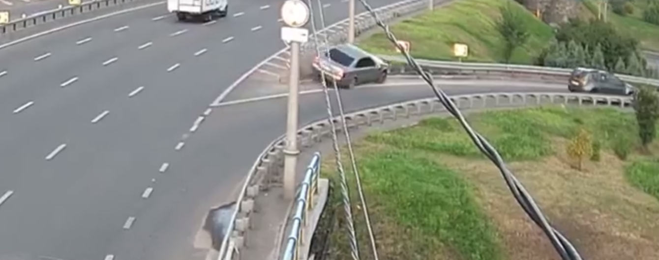 "Прикинувся пасажиром": у Мережі з'явилося відео, як Mercedes у Києві налетів на відбійник