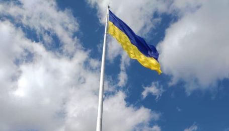 В Киеве приспустили самый большой флаг Украины