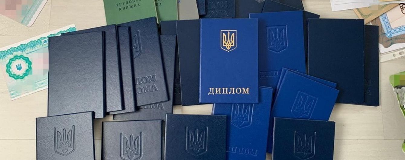 Продавал украинское гражданство россиянам: в Харьковской области задержали торговца паспортами