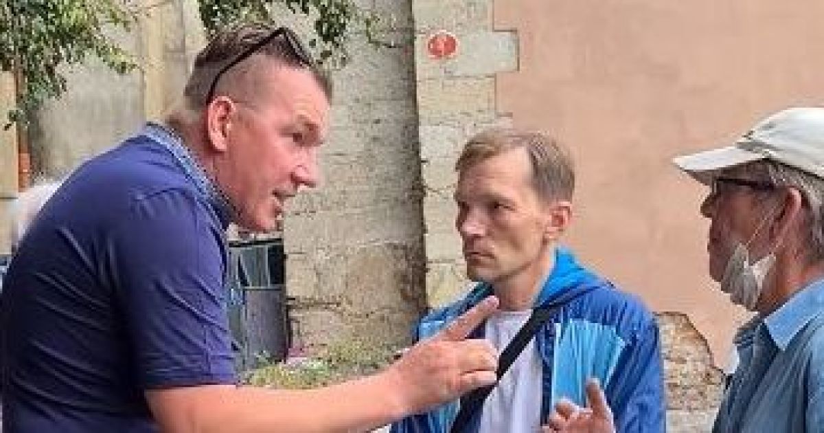 "Щедрого пастора", который раздавал деньги в центре Львова, выгнали из Украины