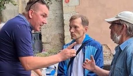 "Щедрого пастора", который раздавал деньги в центре Львова, выгнали из Украины