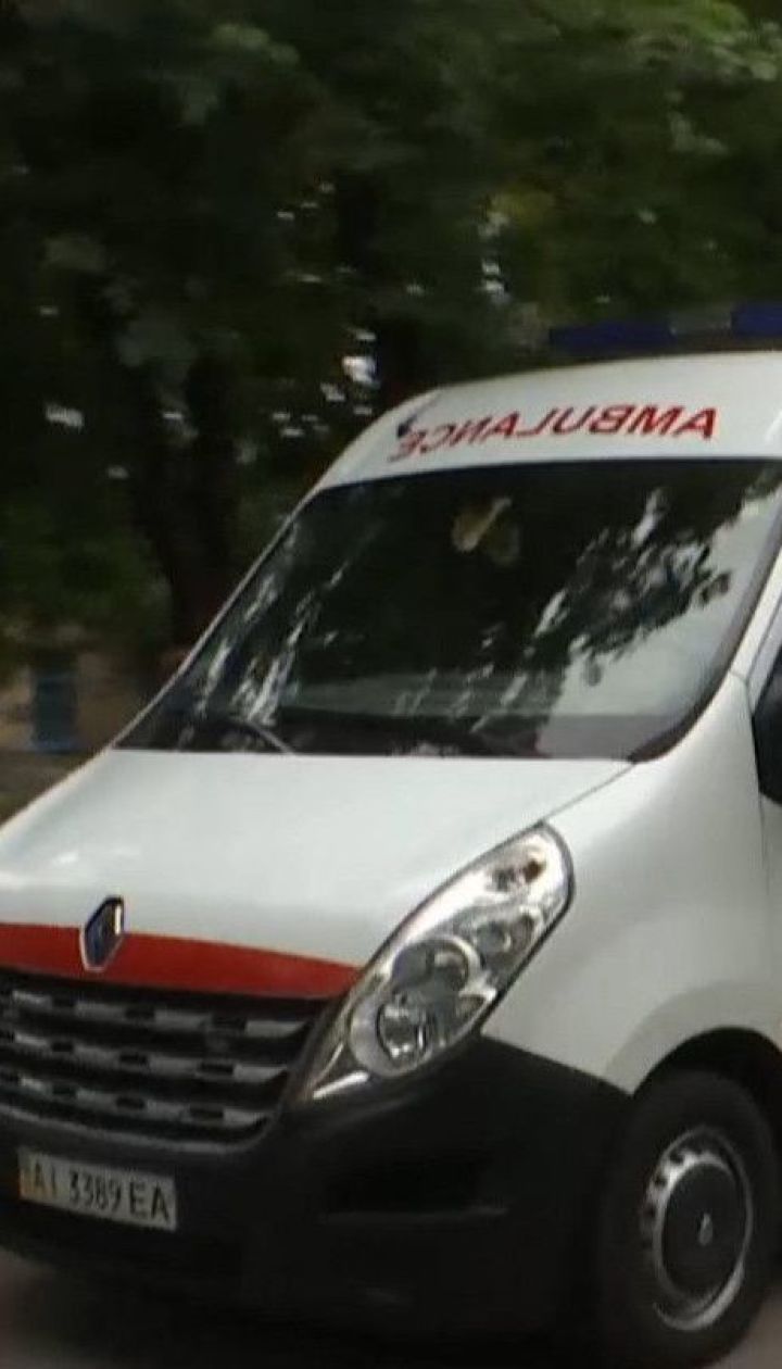 Под стенами мэрии Фастова женщина лежала полтора часа, но скорая так и не приехала