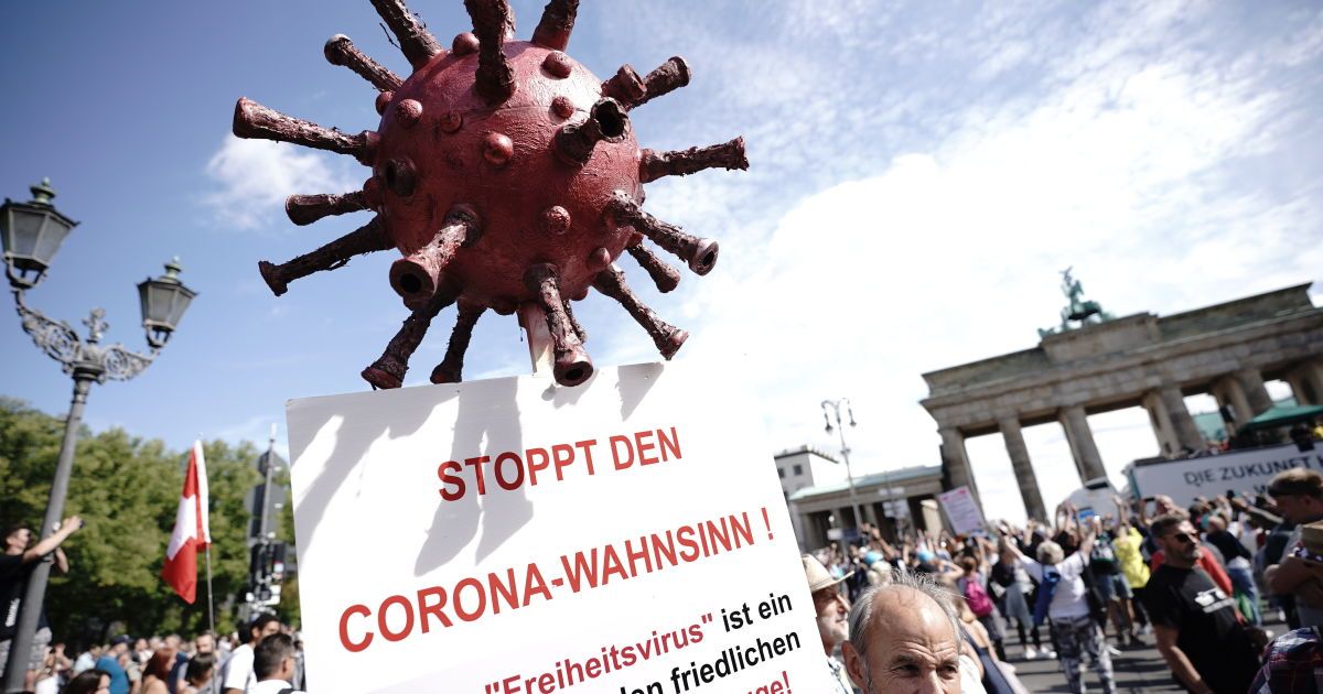 "Ковидиот" — не ругательство: противники карантина в Берлине обратились в прокуратуру из-за высказываний депутата