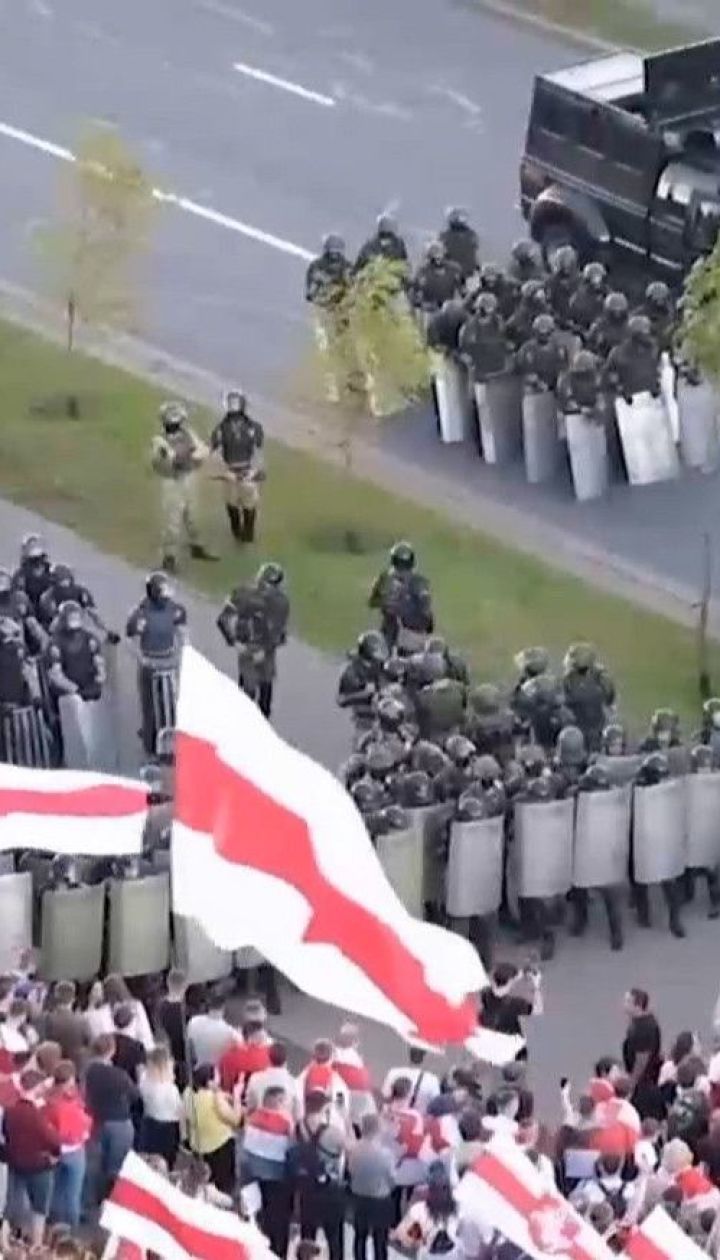 Гарбуз, гелікоптер і капці проти таргана - білоруси привітали Лукашенка з днем народження