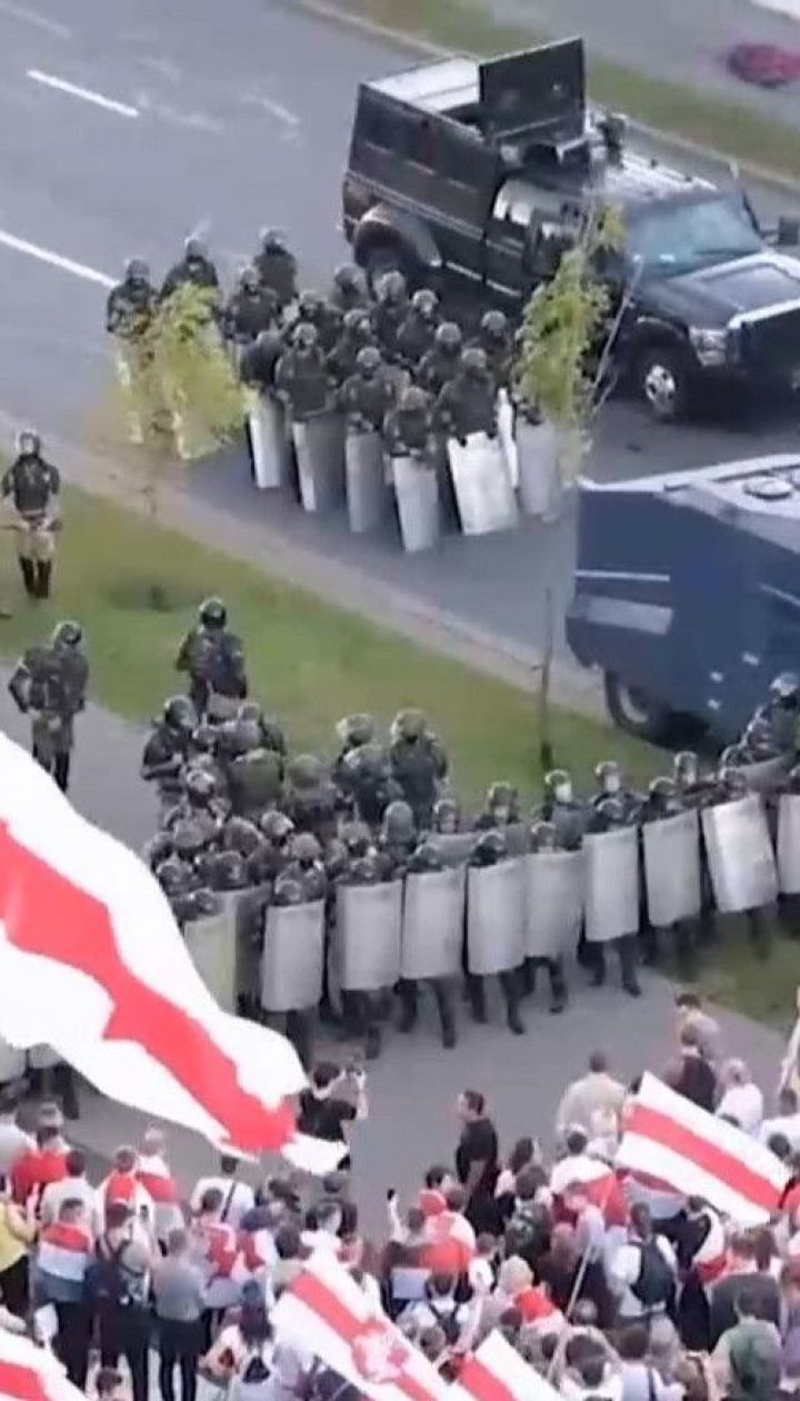 Тыква, вертолет и тапочки против таракана - белорусы поздравили Лукашенко с днем рождения
