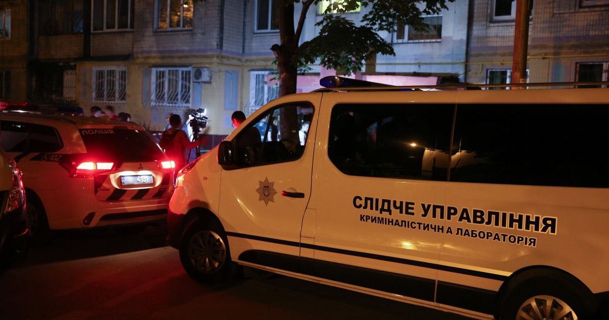 На Куренівці у Києві на дитячому майданчику чоловіку порізали горло