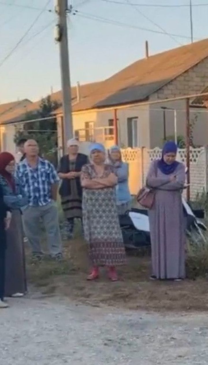 Арешти кримських татар: чотирьох активістів вже кілька годин тримають в будівлі ФСБ у Сімферополі
