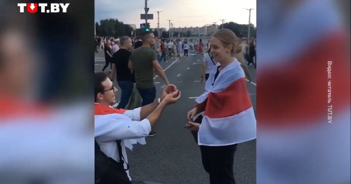 У Білорусі під час маршу хлопець зворушливо освідчився дівчині
