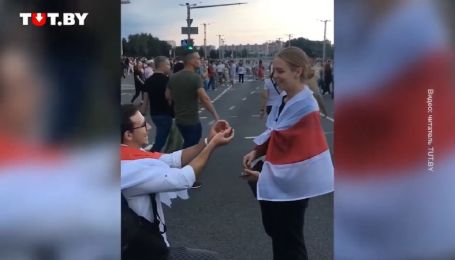 У Білорусі під час маршу хлопець зворушливо освідчився дівчині