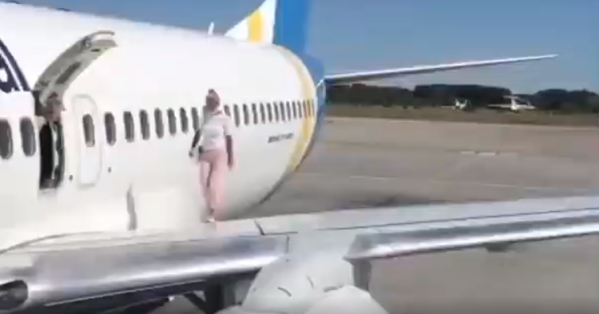 В "Борисполе" девушка прогулялась крылом самолета и помахала ножками: появилось видео