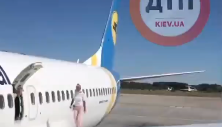 В "Борисполе" девушка прогулялась крылом самолета и помахала ножками: появилось видео