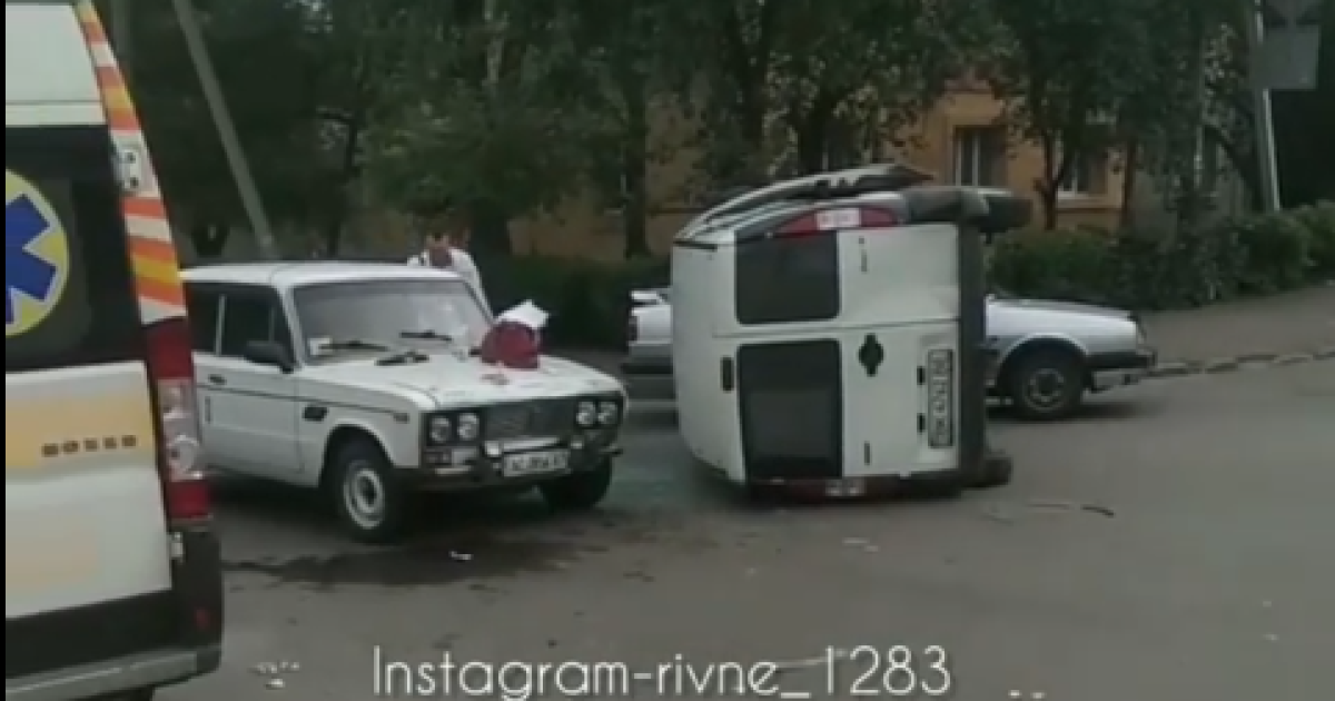 У Рівному в ДТП перекинувся мікроавтобус: з'явилось відео