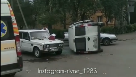 У Рівному в ДТП перекинувся мікроавтобус: з'явилось відео