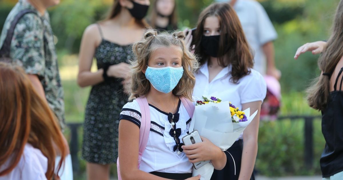 В українських школярів восени можуть бути позапланові канікули: у МОЗ розповіли деталі