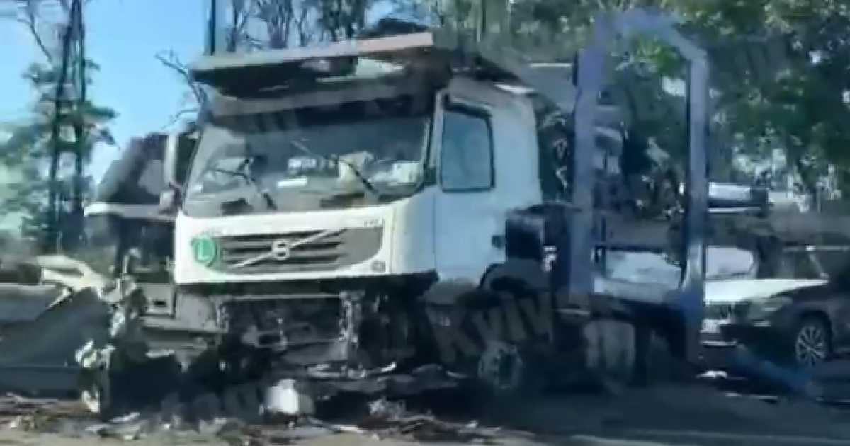Під Житомиром автовоз із машинами налетів на відбійник