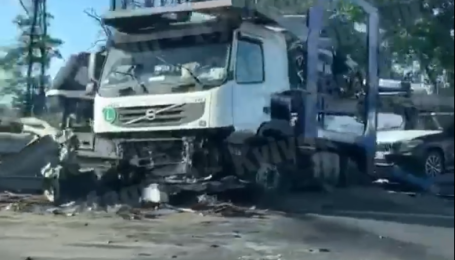 Під Житомиром автовоз із машинами налетів на відбійник