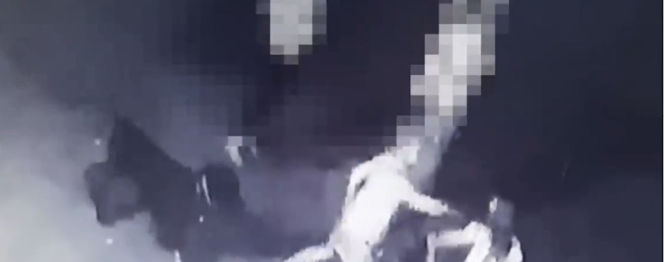 Появилось видео с места убийства в Черкассах, где беременная ударила подругу ножом в сердце