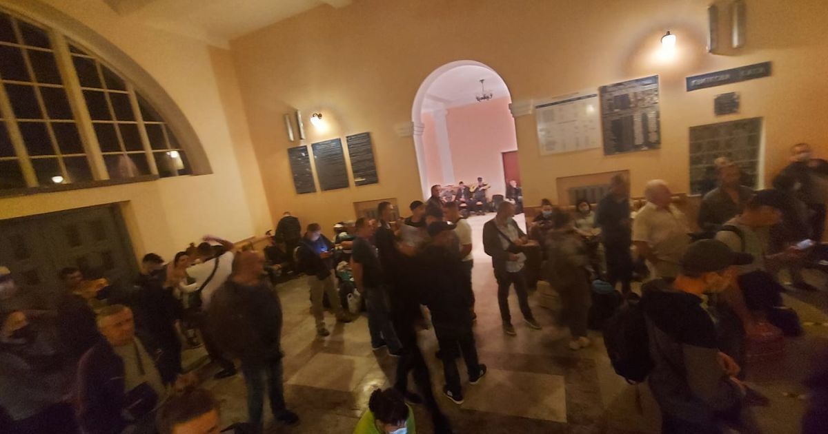 Без масок и дистанции: на вокзал в Галиче съехались сотни пассажиров из "красного" Ивано-Франковска