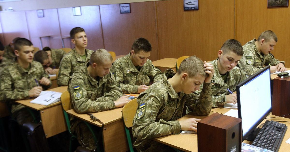 Відраховані українські курсанти повертатимуть державі гроші за навчання