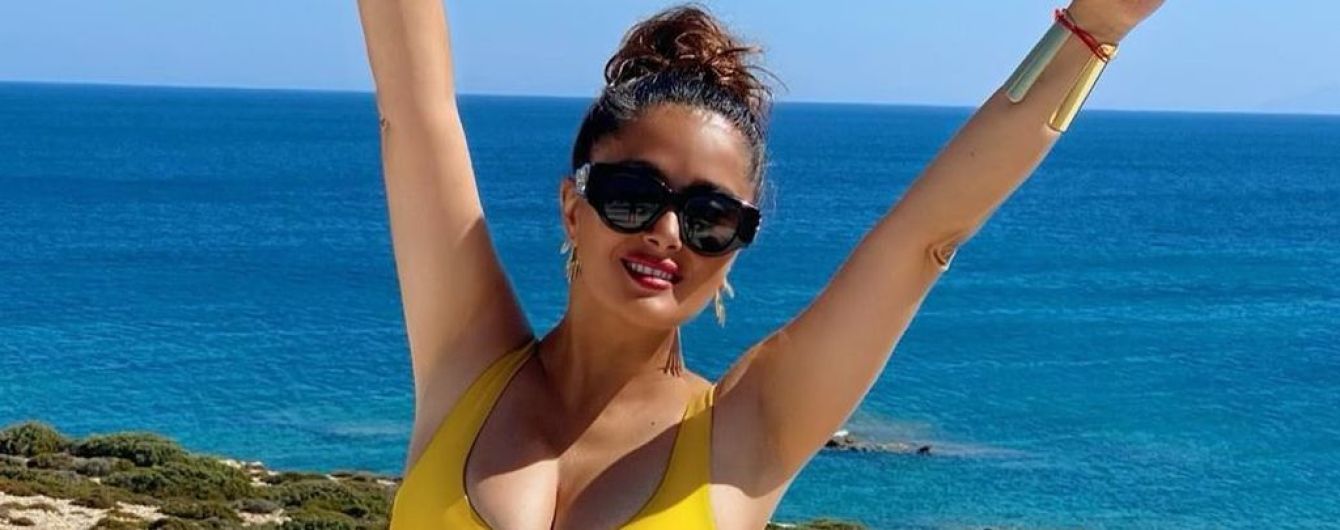 Вау, какая: Сальма Хайек в желтом купальнике сделала фото на фоне моря