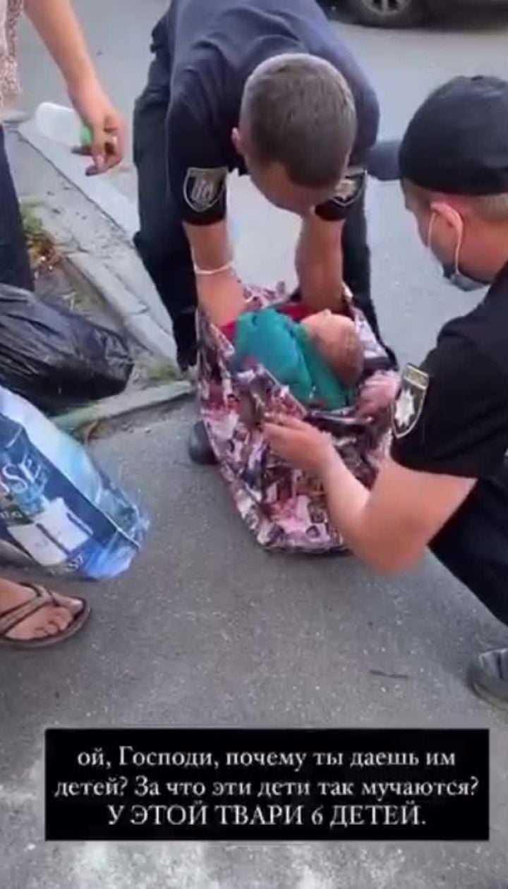 В Киеве женщина одела двухмесячного младенца в зимнюю куртку, положила в пакет и пошла по делам