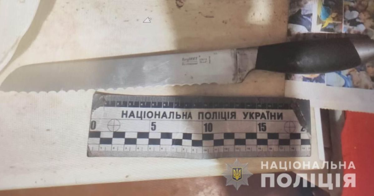 Не стерпів регулярні пияцтва і образи: у Чорноморську пасинок вдарив ножем вітчима