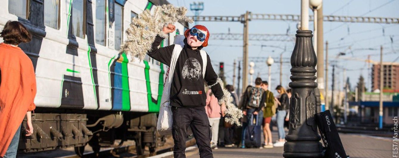 Вход в масках: в Херсоне стартовал форум современного искусства "ГогольFest"