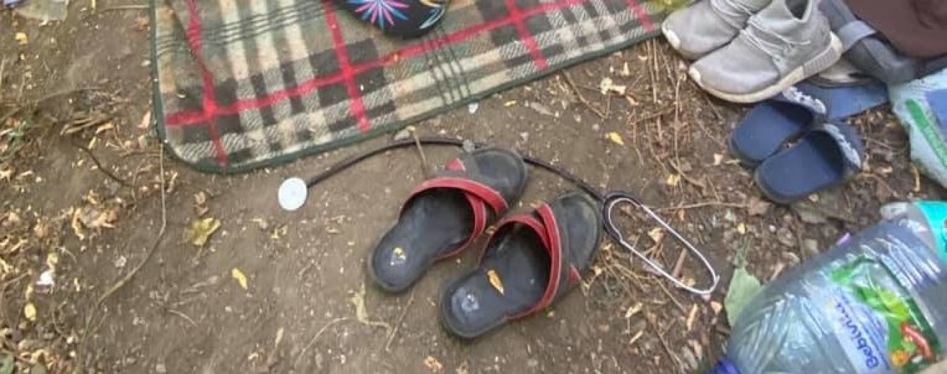 Среди куч экскрементов и шприцев: в одесском парке нашли семью с маленьким мальчиком