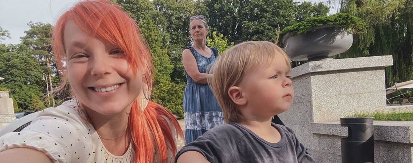Светлана Тарабарова на девятом месяце беременности понежилась в бассейне