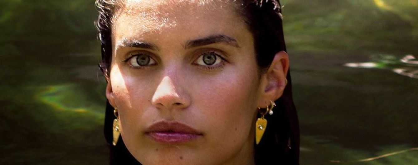 В одних лишь стрингах: "ангел" Сара Сампайо присела у бассейна