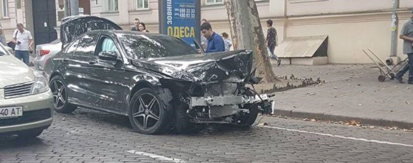 В Одессе водитель на скорости вылетел с полосы и протаранил припаркованные авто: видео, фото